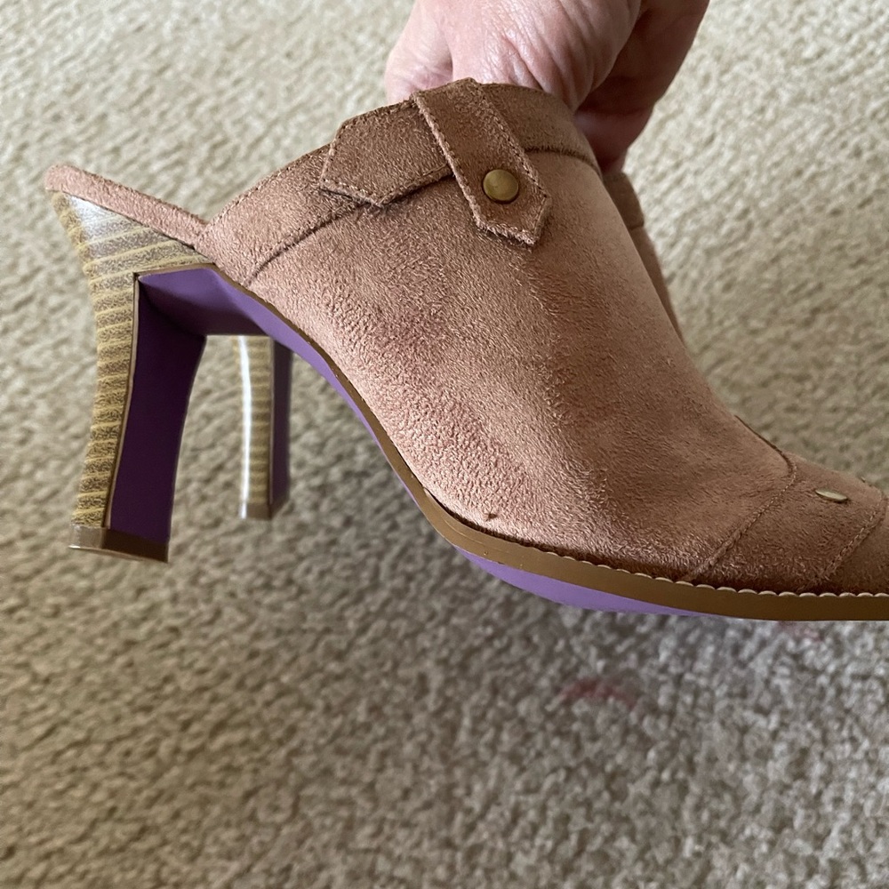 Woman’s high heel shoes Suzanne Sommers